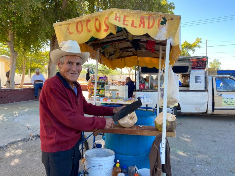 Don José recorre las calles en la venta de cocos