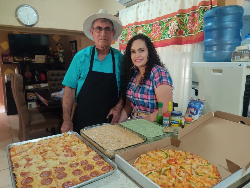 Don Pedro e hija emprenden en negocio de comida casera