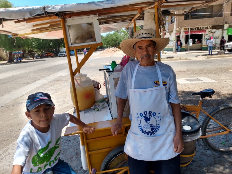 Don Ponciano trabaja para cuidar a su esposa