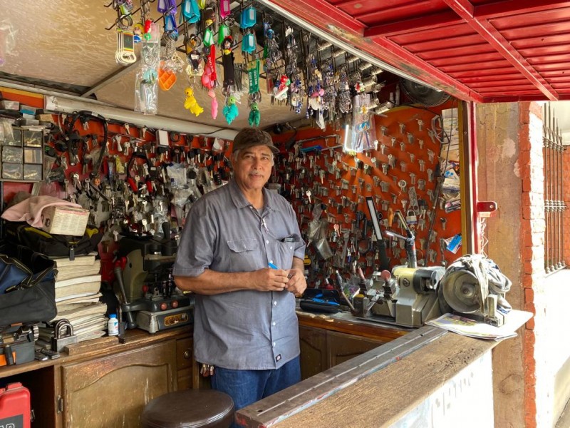 Don Rafael, cuatro décadas como cerrajero en Los Mochis