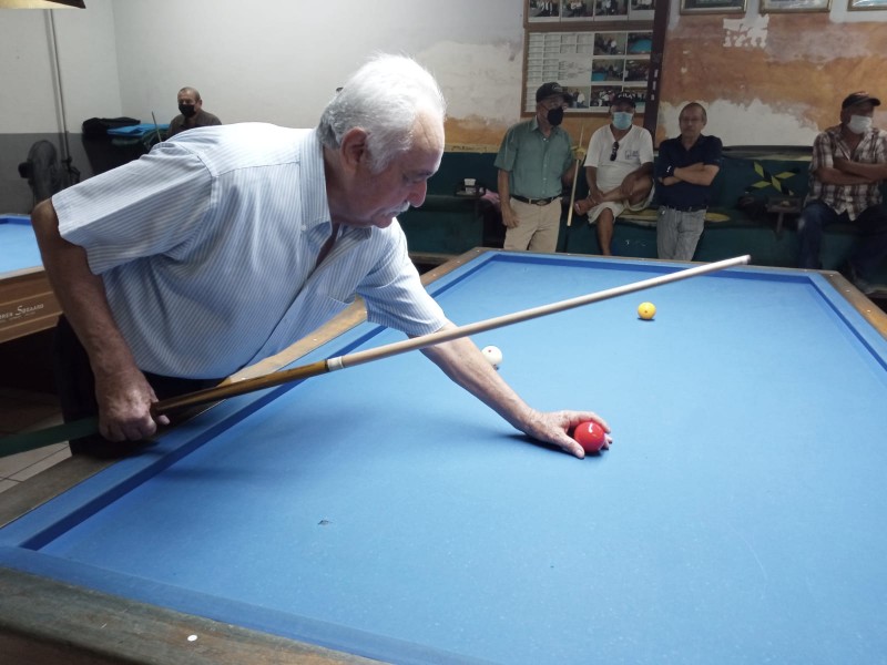 Don Raúl Carlón, campeón Mochitense del Billar Carambola