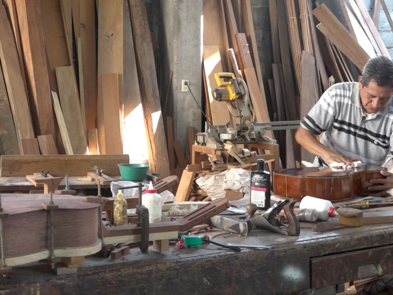 Don Victor, desde hace 16 años fabrica guitarras en Juchitán