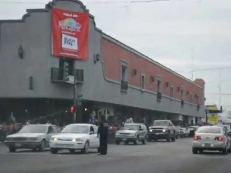 Doña Alma vende desayunos y pulseras para comprar alimento