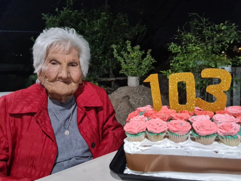 Doña Aurora inicia 2023 cumpliendo 103 años de vida