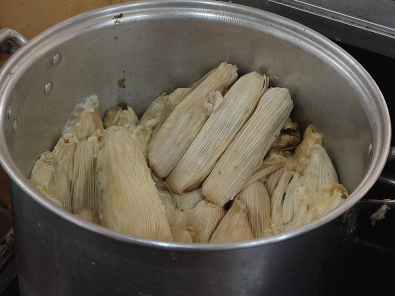 Doña Chela continúa vendiendo tamales pese inflación