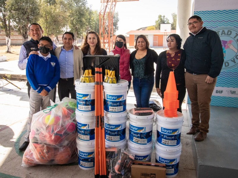 Dona DIF de SJR material para construcción de escuela