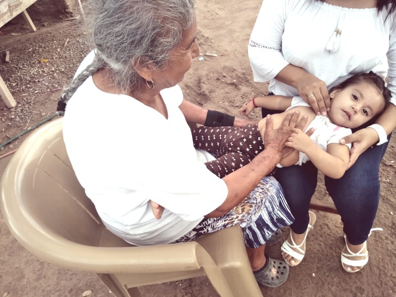 Doña Maco,sana los dolores con la fuerza de sus manos