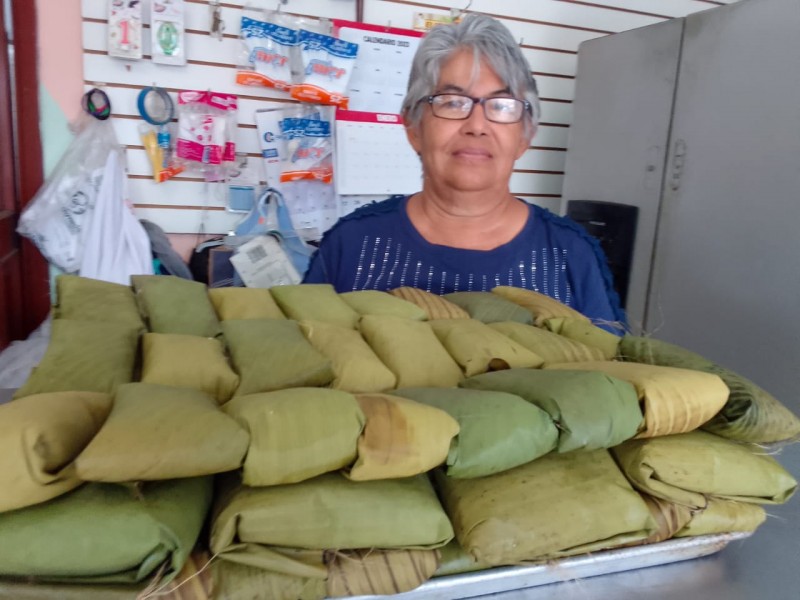 Doña Rocío elabora más de mil tamales para 02 febrero