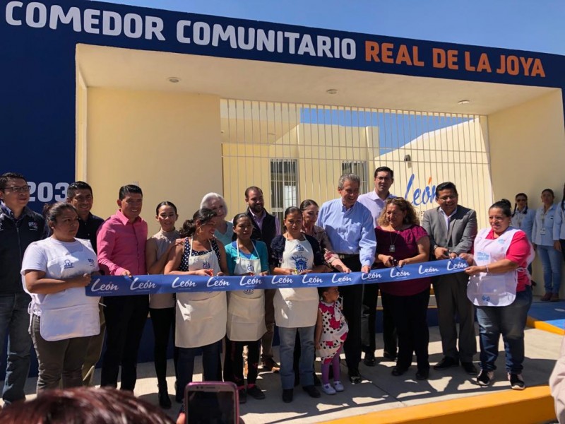 Dona su tiempo a comedor comunitario