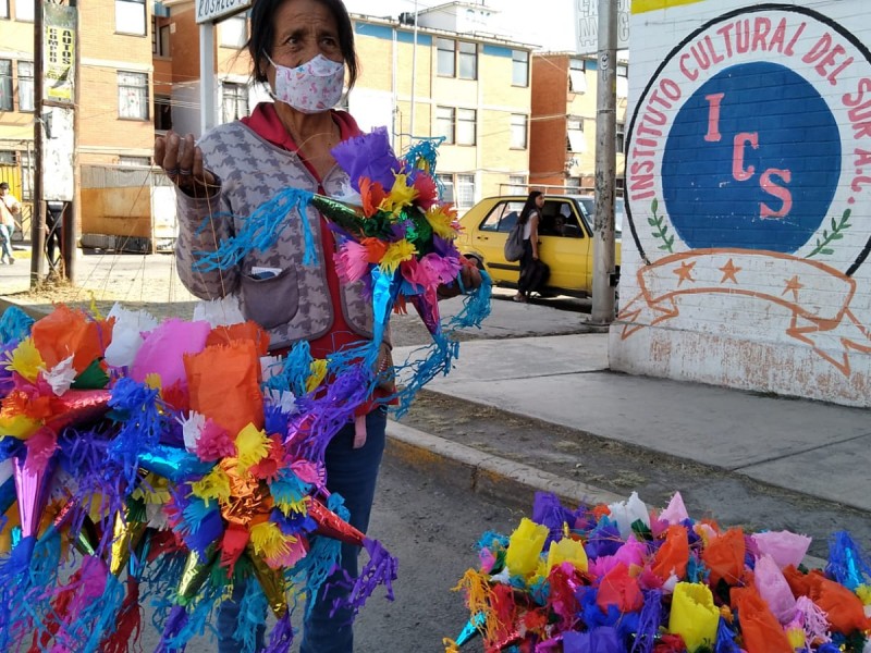 Doña Tere recorre calles poblanas con piñatas que ella elabora