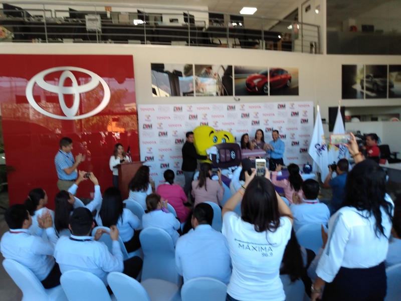 Dona Toyota vehículo a fundación Teletón