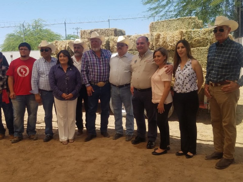 Donacion de Pacas por Asociacion de Vaqueros