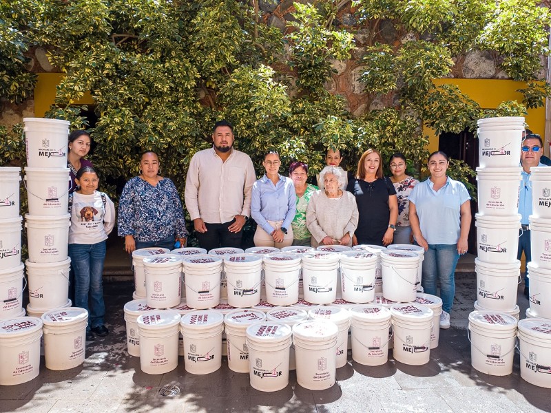 Entregan impermeabilizante para escuelas de Ecuandureo