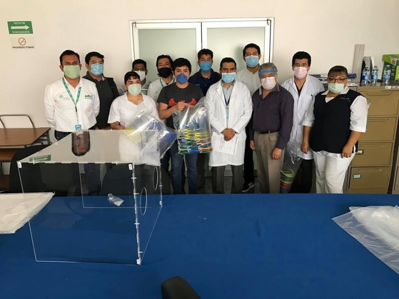 Donan alumnos de la UTT caretas a personal médico
