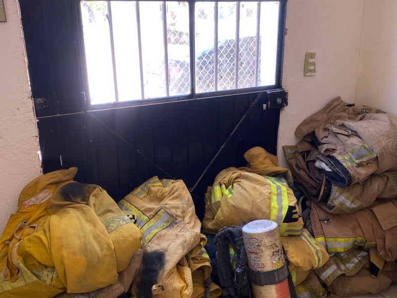 Donan equipo médico y de protección a Bomberos de Vícam