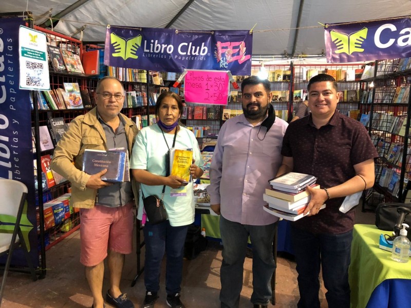 Donan libros para bibliotecas públicas