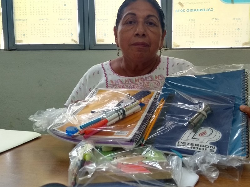 Donan material escolar para niños de Juchitán