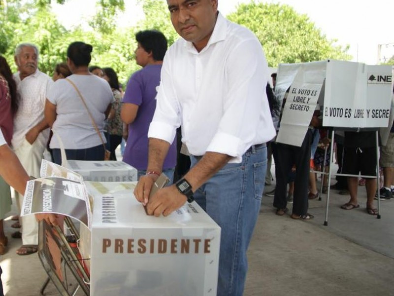 Donovan Rito García acude a votar