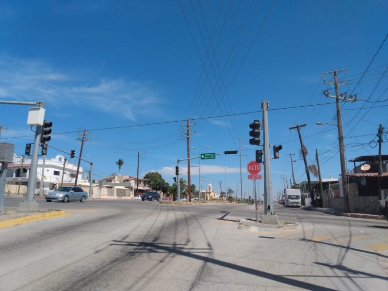 Sin funcionar semáforos de la calle Forjadores