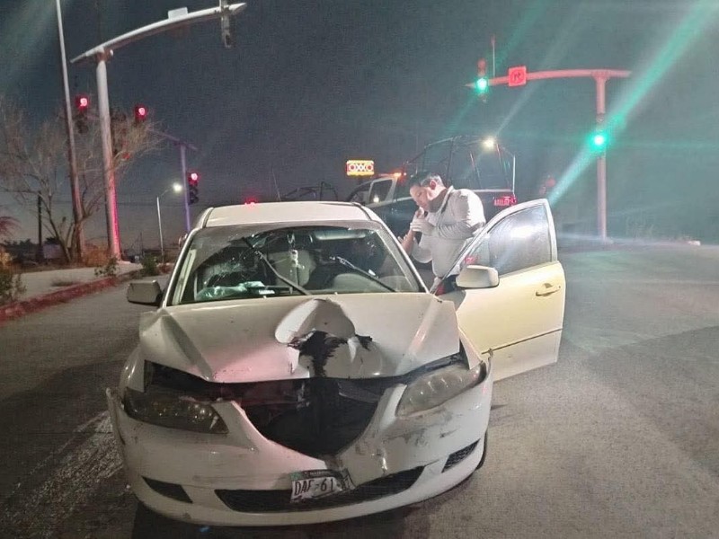 Dos agentes resultaron lesionados tras ser impactada una patrulla en La Paz