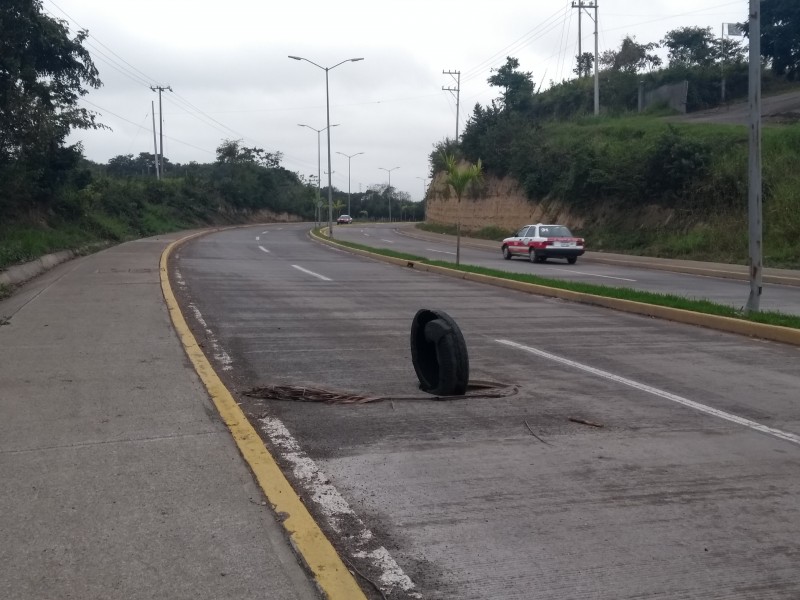 Dos alcantarillas sin tapa en Avenida Libramiento