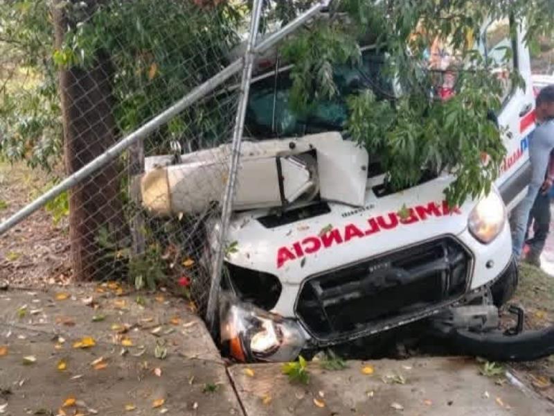Dos ambulancias de Chapulco se accidentan por una misma emergencia