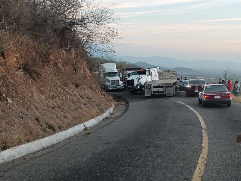 Dos camiones de carga se impactan sobre la carretera 200