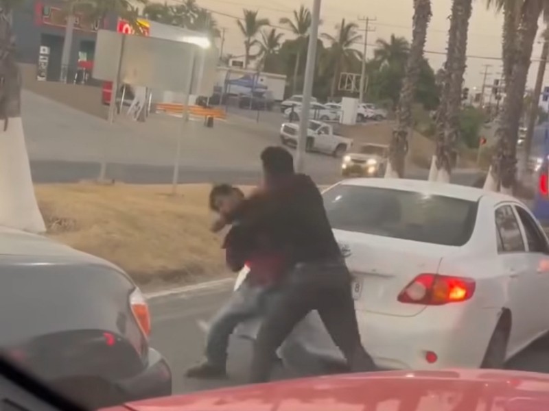 Dos conductores se enfrentan a golpes en San José del Cabo