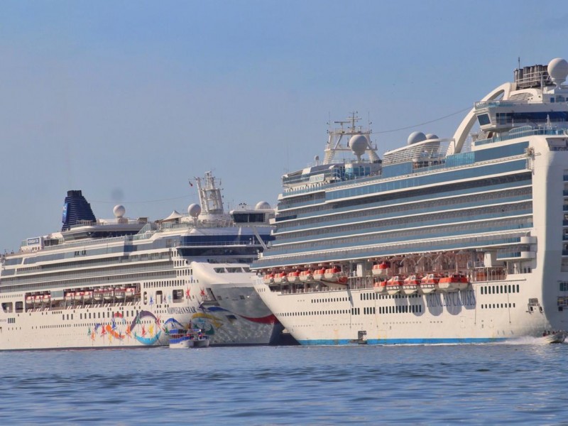 Dos cruceros festejan Navidad en el puerto