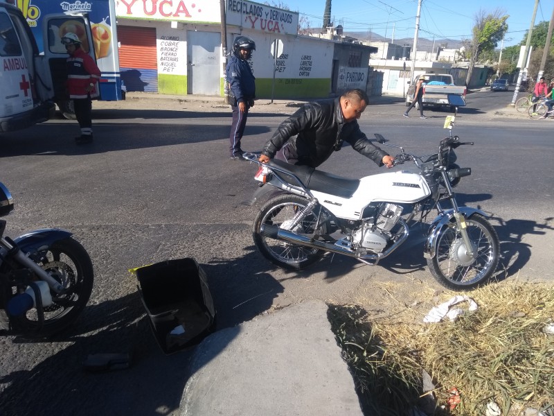 Dos lesionados dejó choque entre dos motocicletas