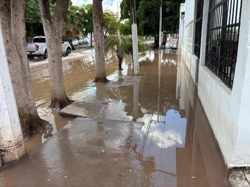 ¡Dos días atrapados! vecinos del Macapule entre charcos y malos olores
