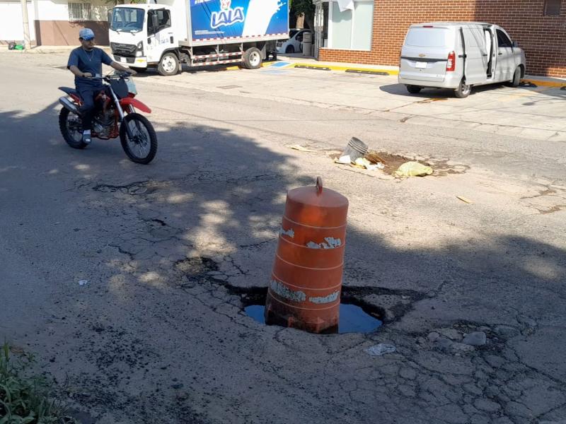 Dos enormes baches han dañado varios vehículos en La Albarrada