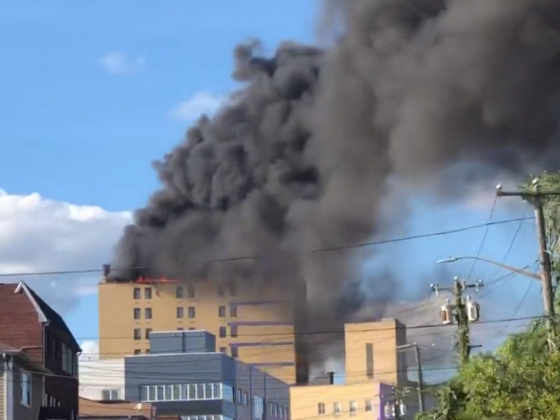 Dos heridos tras fuerte incendio de hospital en Nueva York