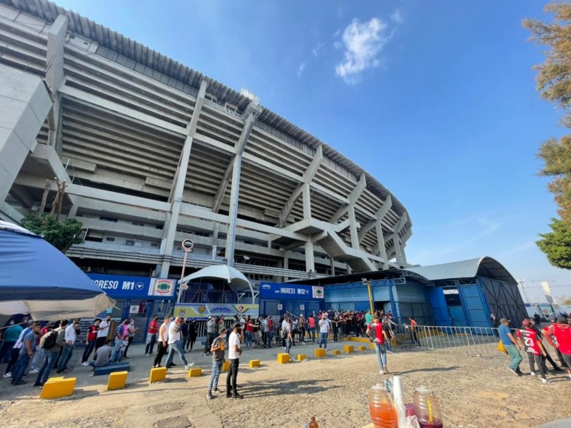 Dos heridos tras riña en Estadio Jalisco