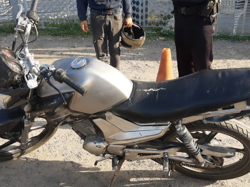 Dos hombres detenidos con motocicleta robada