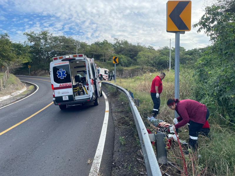 Dos hombres lesionados tras accidente de motocicleta en carretera Cuauhtémoc-Alcaraces