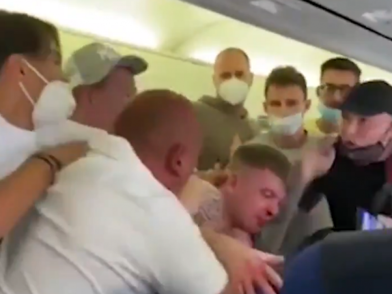 Dos hombres son detenidos por iniciar pelea en pleno vuelo