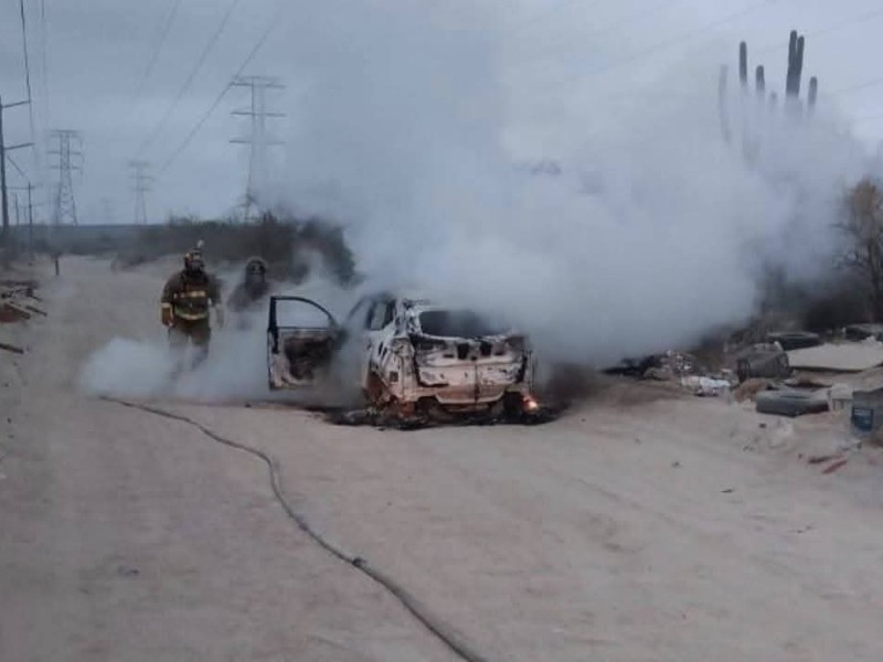 Dos incendios de vehículos en diferentes zonas de La Paz