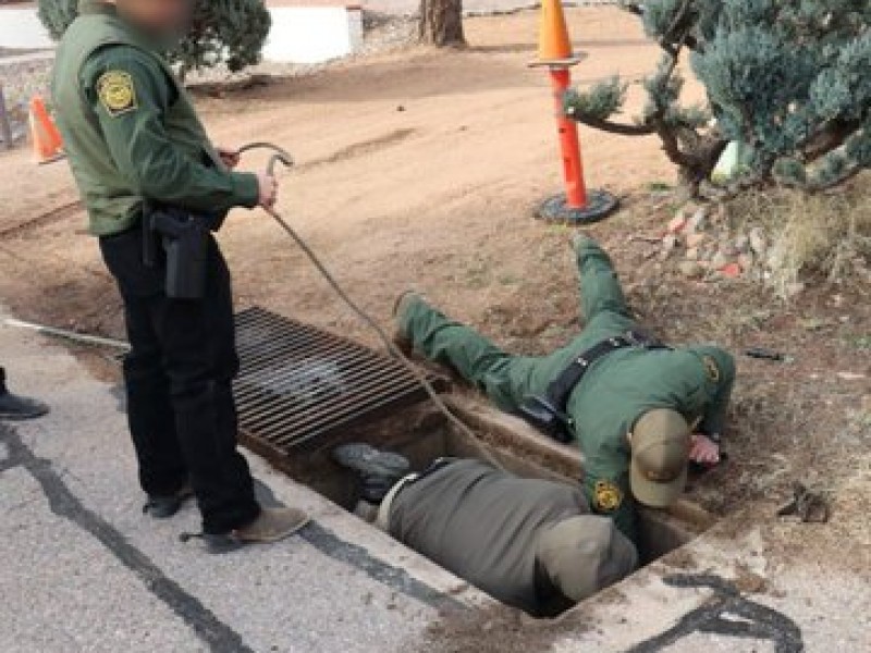 Dos indocumentados fueron rescatados del interior de un drenaje pluvial