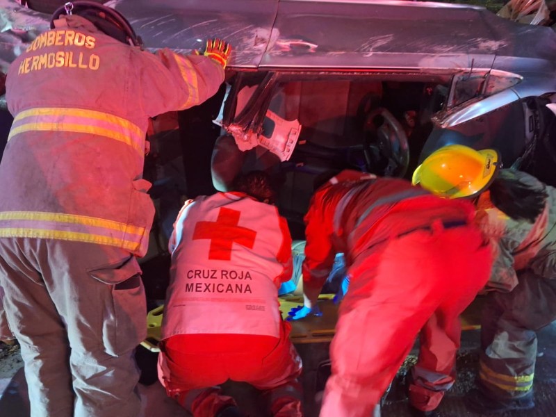 Dos jóvenes resultan lesionados en choque de vehículo