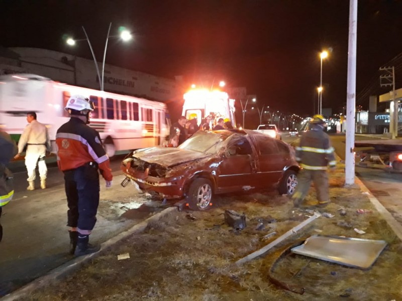 Dos lesionadas tras fuerte accidente en la capital