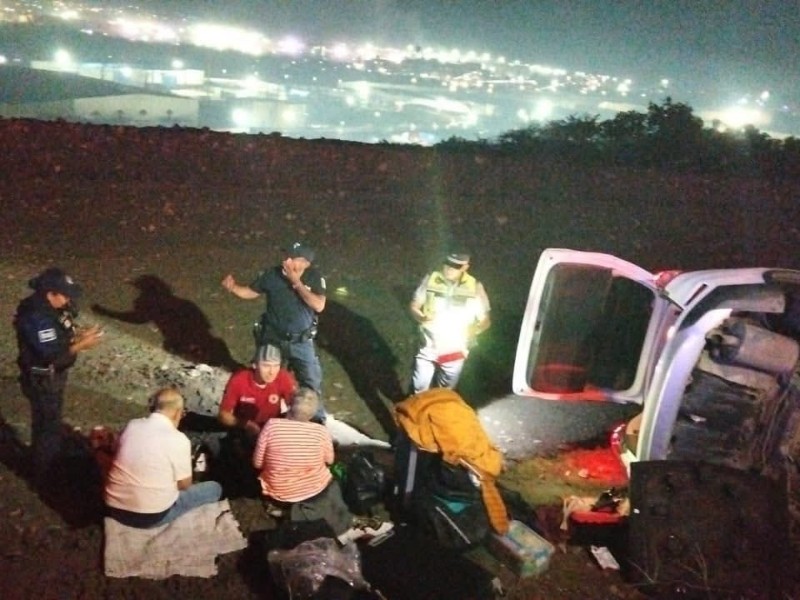 Dos lesionados al caer automóvil a barranco en colonia Tapeixtles