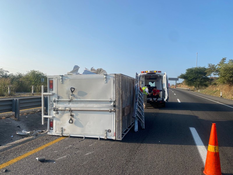 Dos lesionados al volcar camioneta con cristalería en la autopista