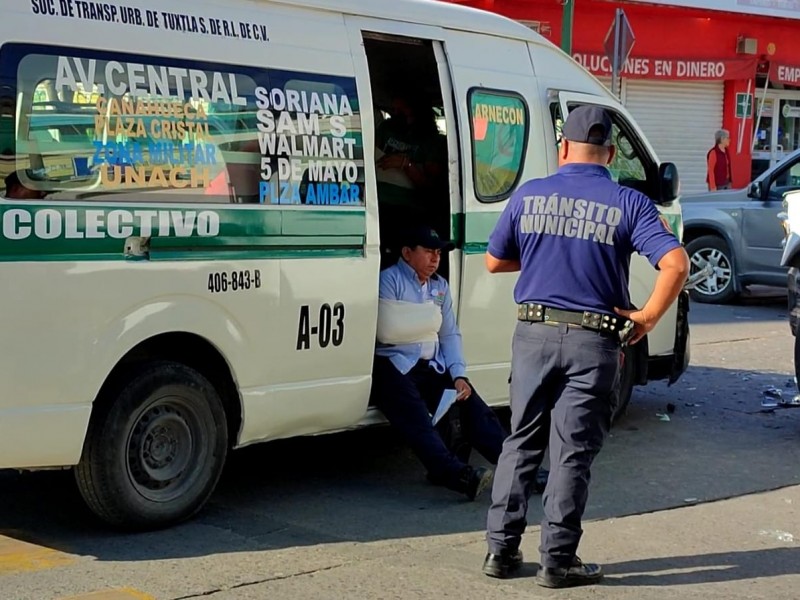 Dos lesionados deja choque de colectivo y camión