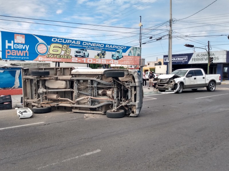 Dos lesionados deja choque-volcamiento de dos vehículos