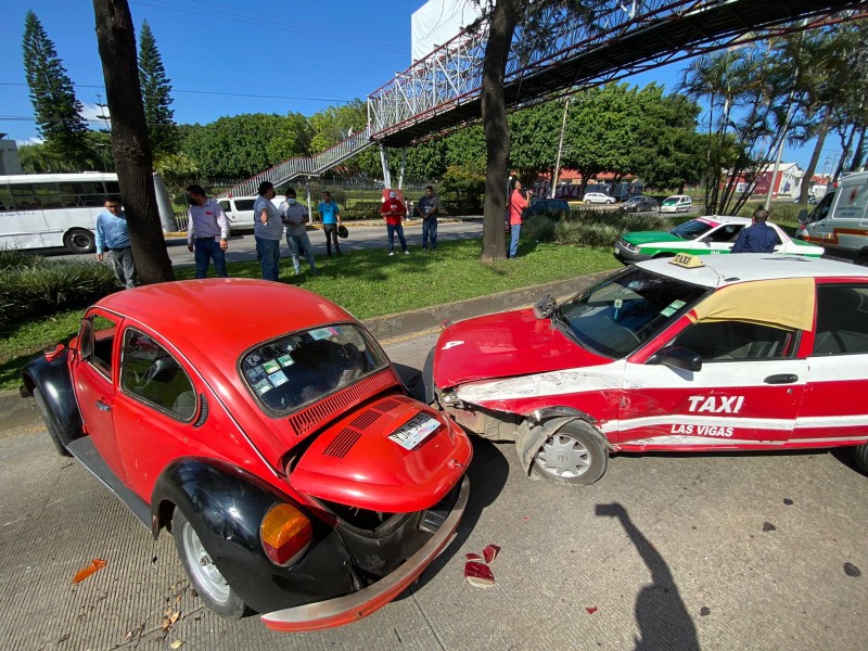 Dos lesionados en accidente de Av. Lázaro Cárdenas