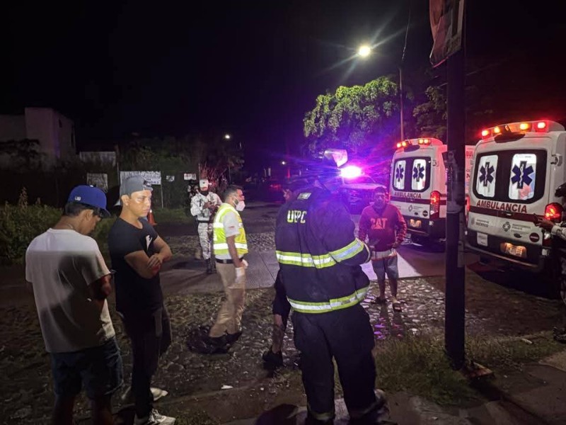 Dos lesionados en fuerte choque en puente de Villa de Álvarez