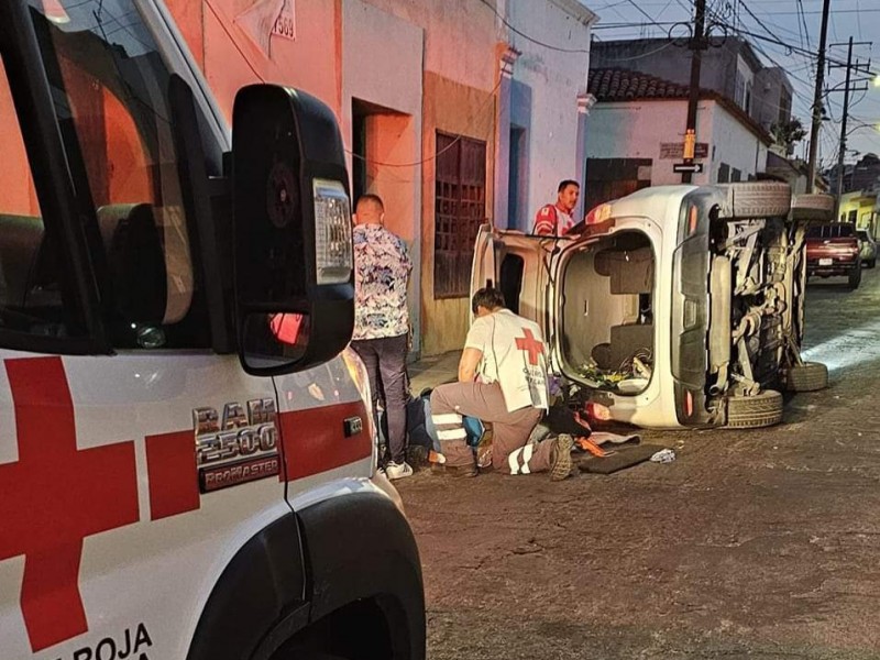 Dos lesionados leves tras volcadura en centro de Colima