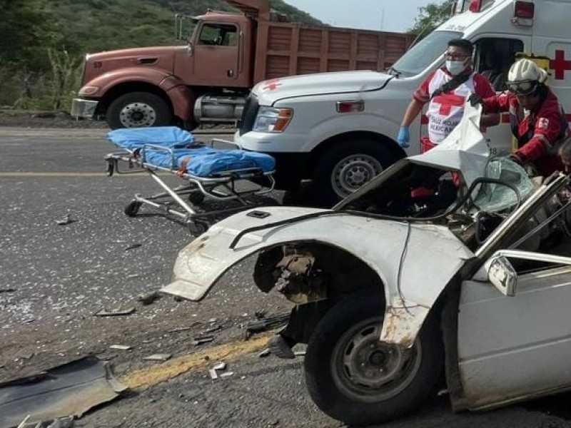 Dos lesionados tras accidente en la carretera Colima-Pihuamo