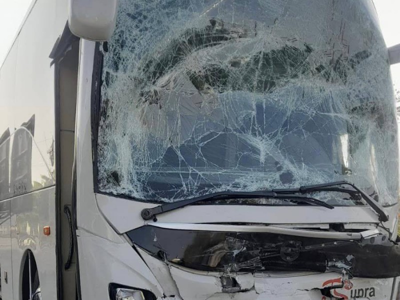 Dos lesionados, tras choque de autobuses en Juchitán